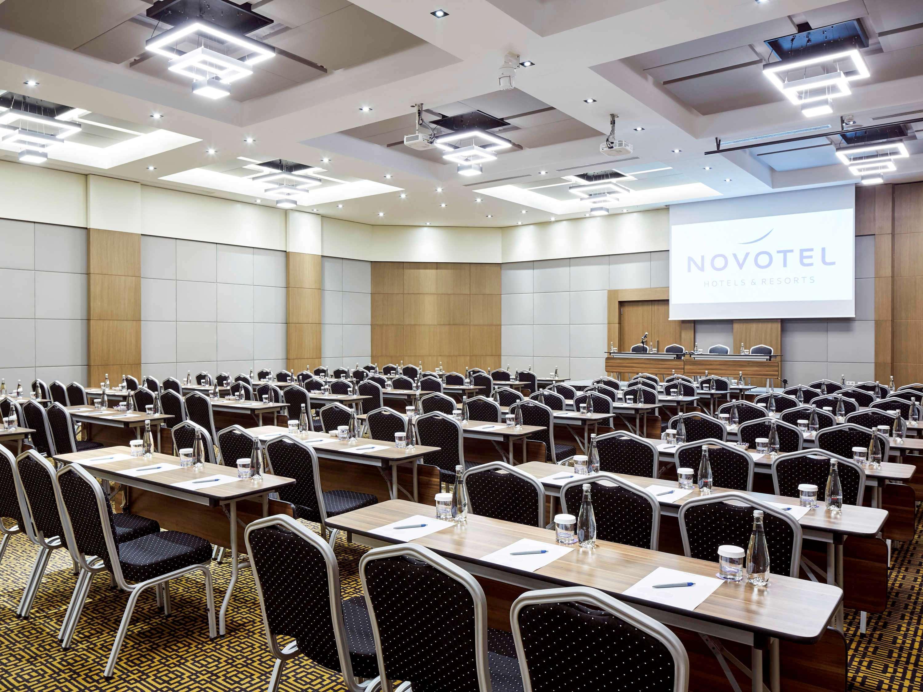 Novotel Коня Екстериор снимка